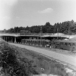 125688 Gezicht op het viaduct van Rijksweg 12 met de spoorlijn Ede - Arnhem ten oosten van het station Ede-Wageningen, ...